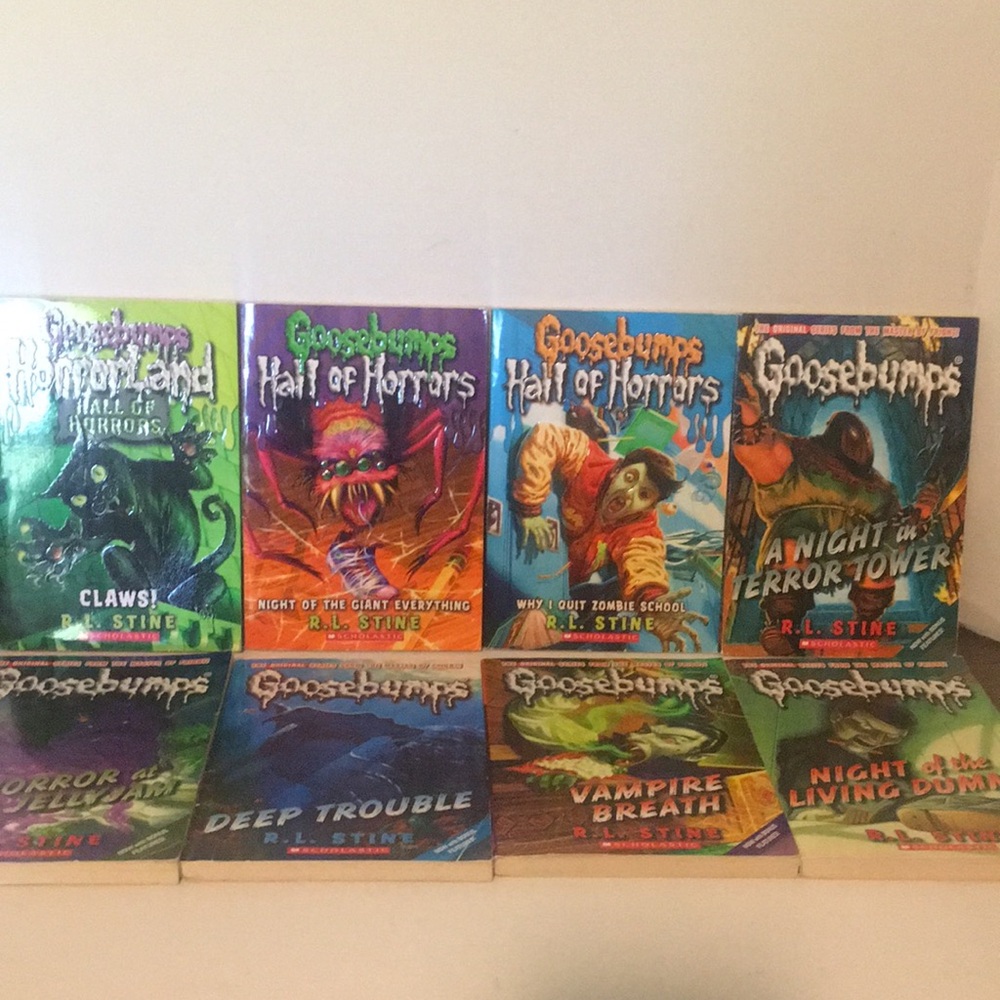 LOT OF EIGHT GOOSEBUMPS  BOOKS BY AUTHOR R L STINE